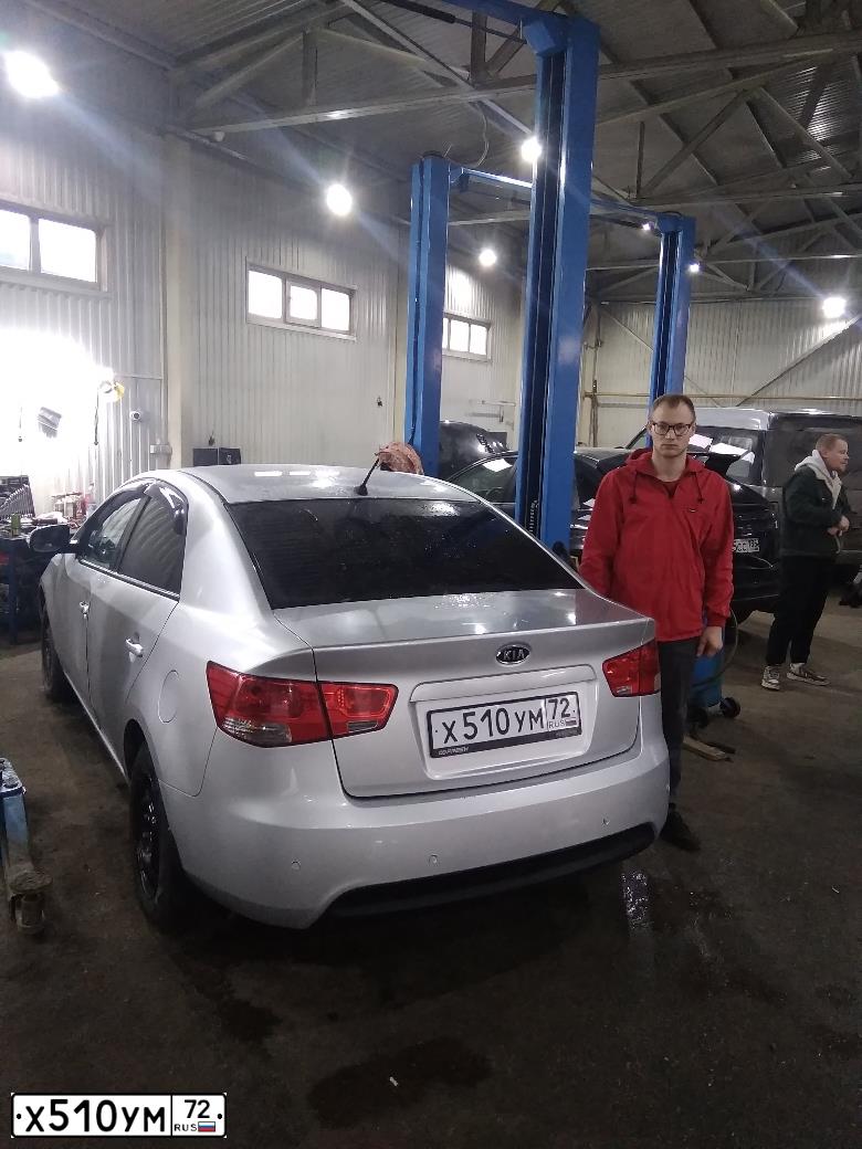 Фото автомобиля KIA CERATO, 2010 — госномер Х700ОУ72. Цвет: СВЕТЛО-СЕРЫЙ