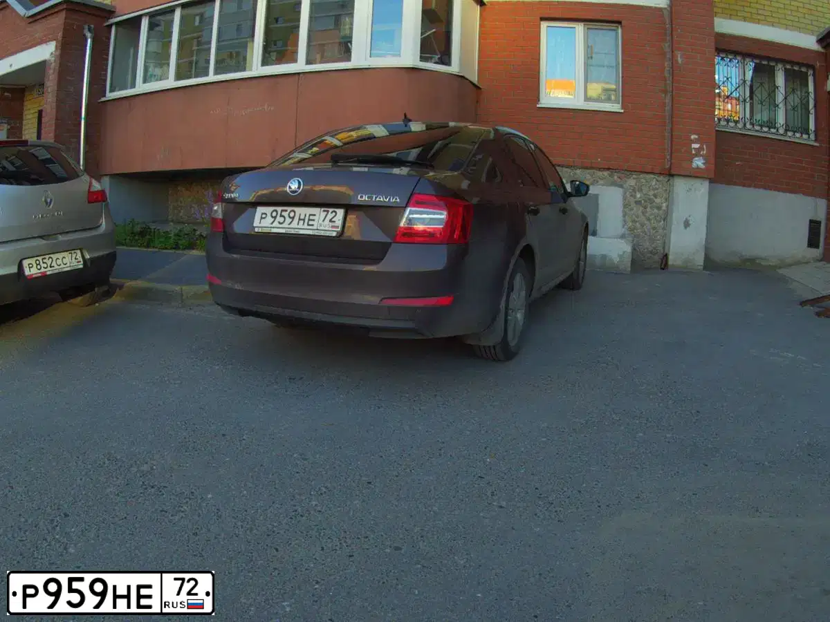 Фото автомобиля SKODA OCTAVIA, 2013 — госномер Р959НЕ72. Цвет: КОРИЧНЕВЫЙ