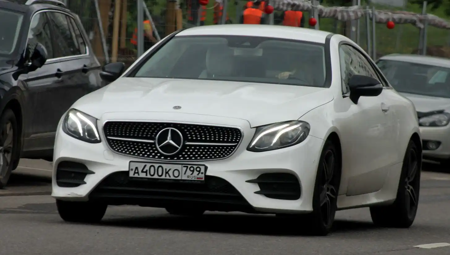 Фото автомобиля MERCEDES E-KLASSE, 2018 — госномер К250ТУ797. Цвет: Белый