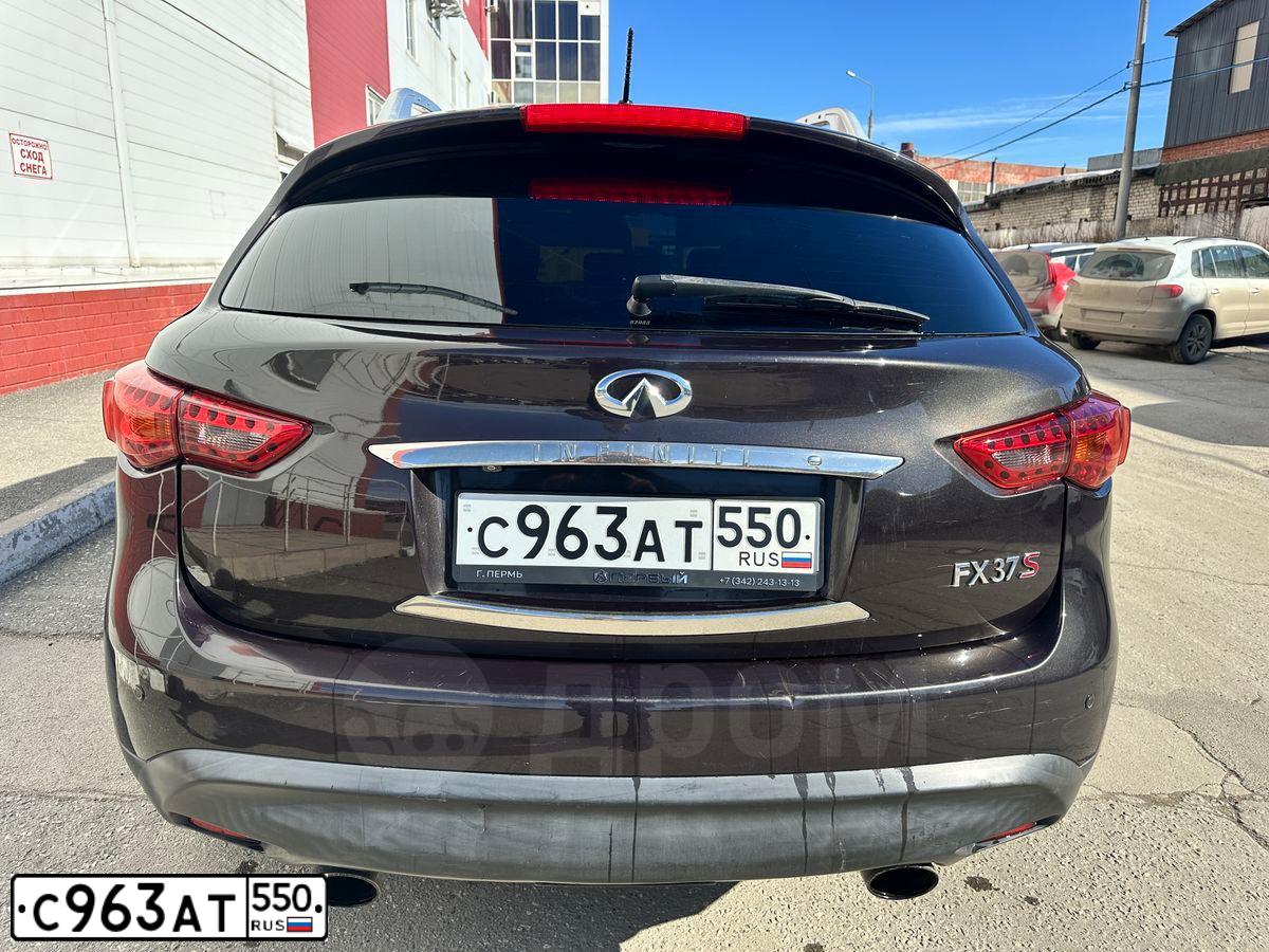 Фото автомобиля INFINITI QX70 /FX/, 2010 — госномер Е888РА178. Цвет: Коричневый