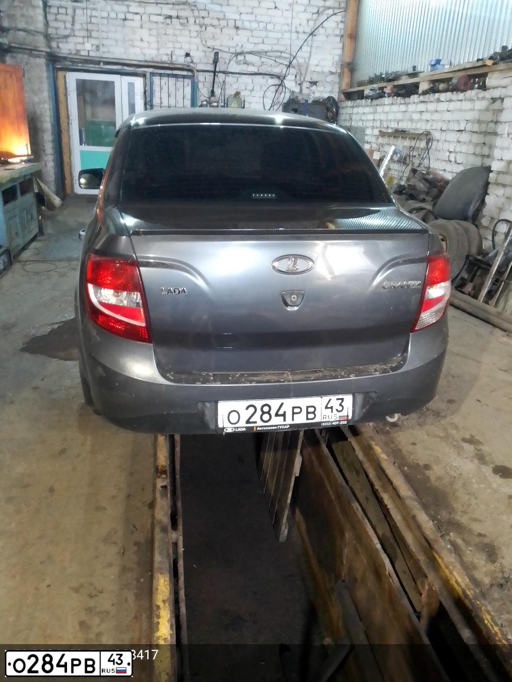 Фото автомобиля LADA 2190 GRANTA, 2018 — госномер О284РВ43. Цвет: серебристо темно серый
