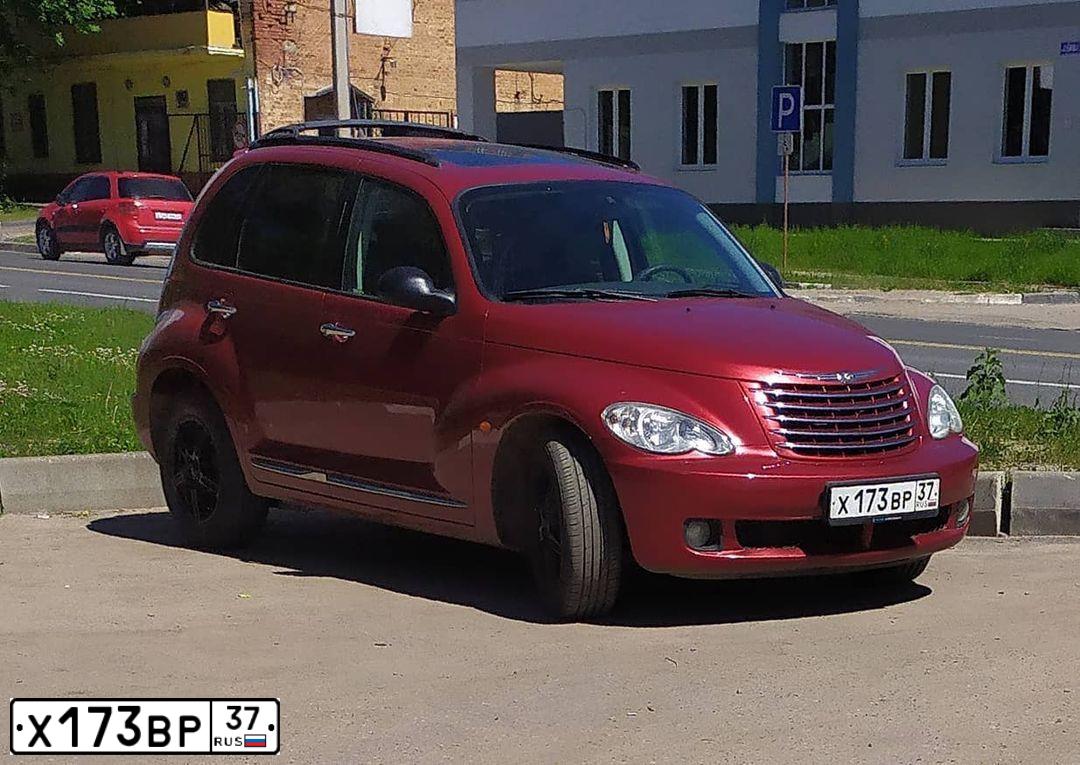 Фото автомобиля CHRYSLER PT CRUISER, 2008 — госномер Х173ВР37. Цвет: Красный