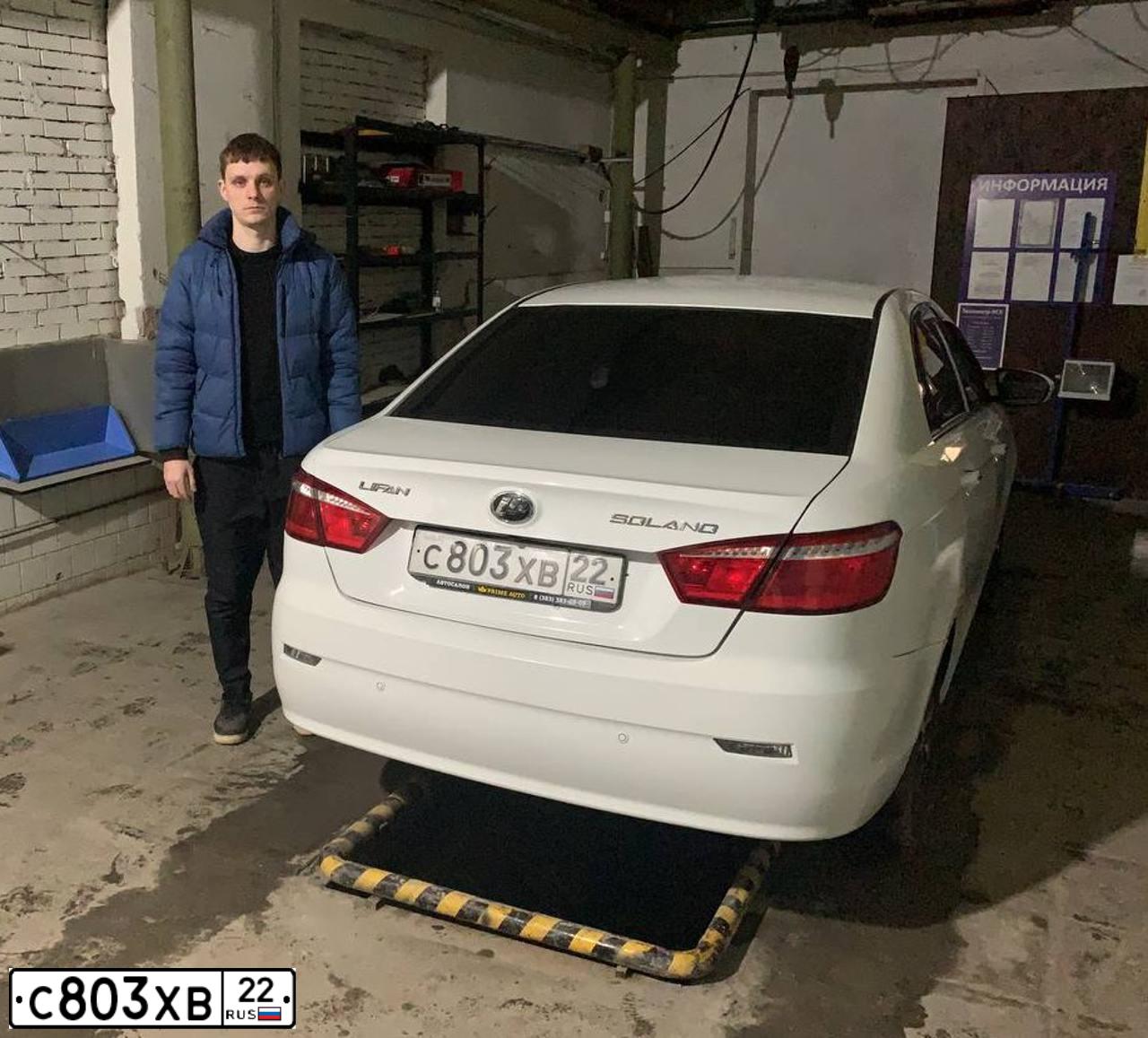 Фото автомобиля LIFAN SOLANO, 2017 — госномер М185ТЕ154. Цвет: Белый