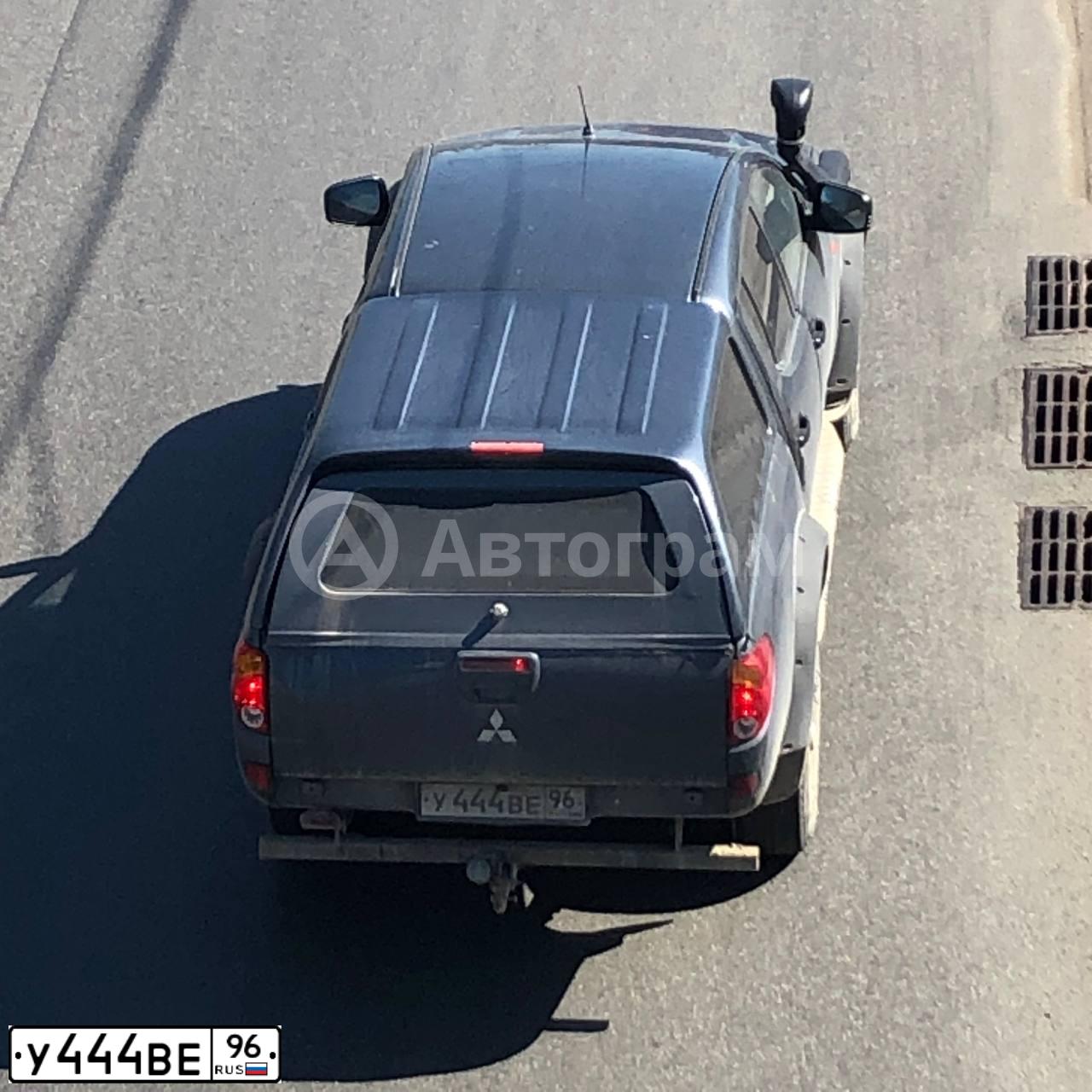 Фото автомобиля MITSUBISHI L 200, 2007 — госномер У444ВЕ96. Цвет: СЕРО ГОЛУБОЙ