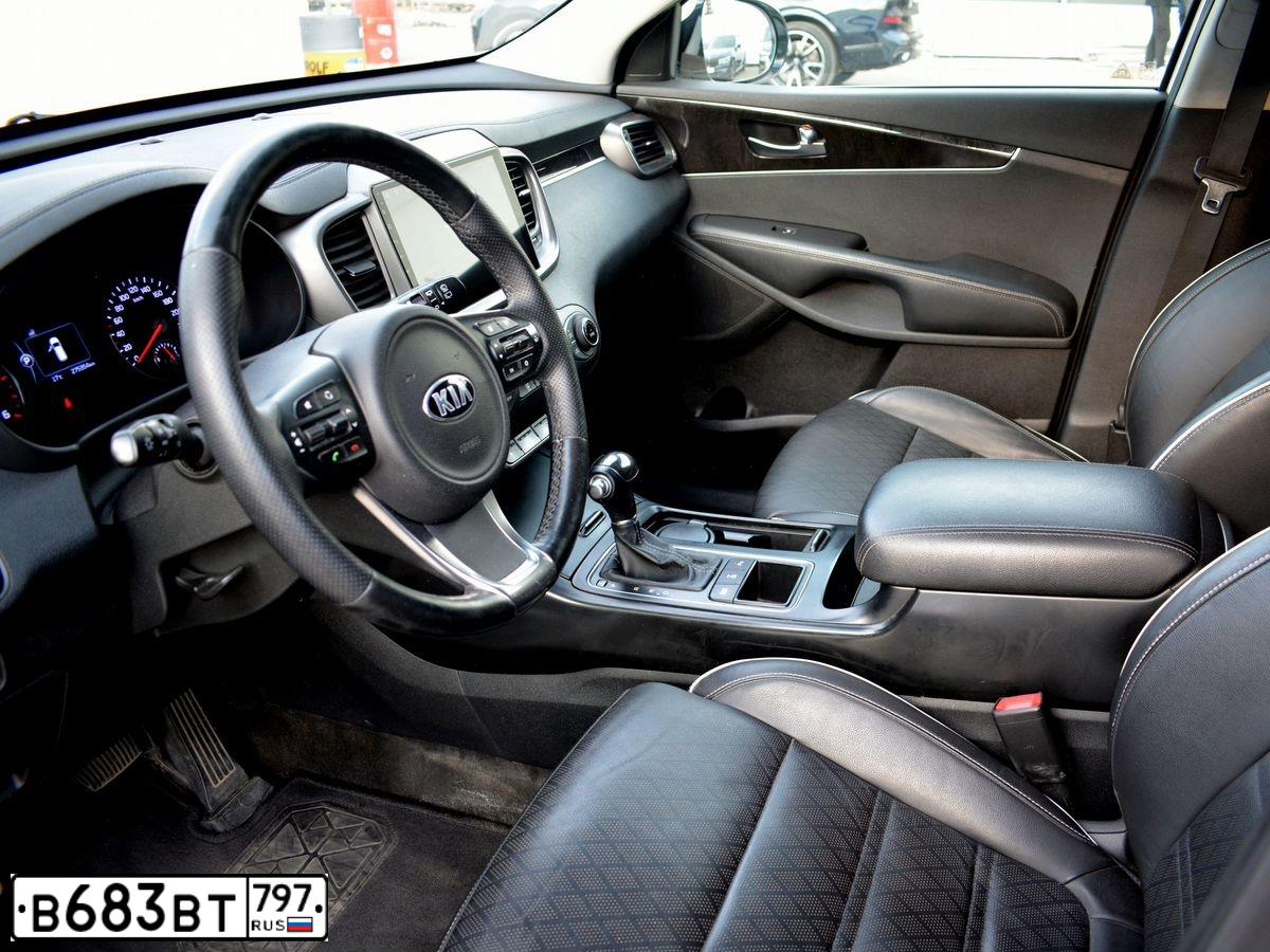 Фото автомобиля KIA SORENTO, 2016 — госномер Т443КС977. Цвет: Белый