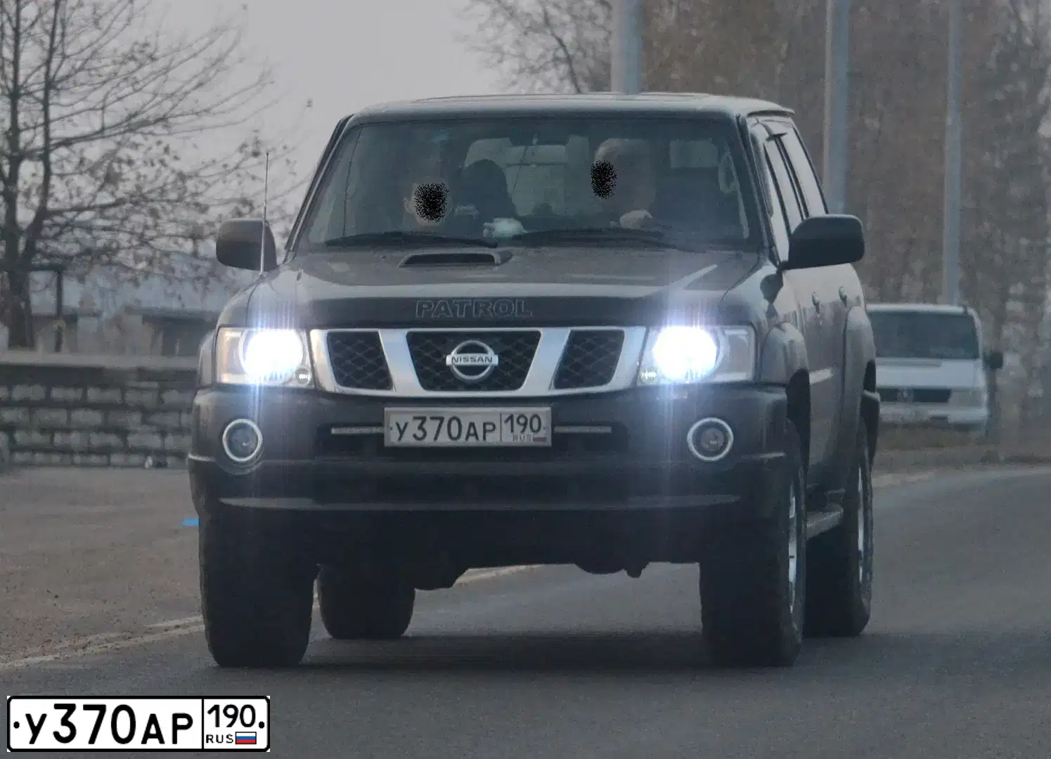 Фото автомобиля NISSAN PATROL, 2008 — госномер М800НУ199. Цвет: ЧЕРНЫЙ