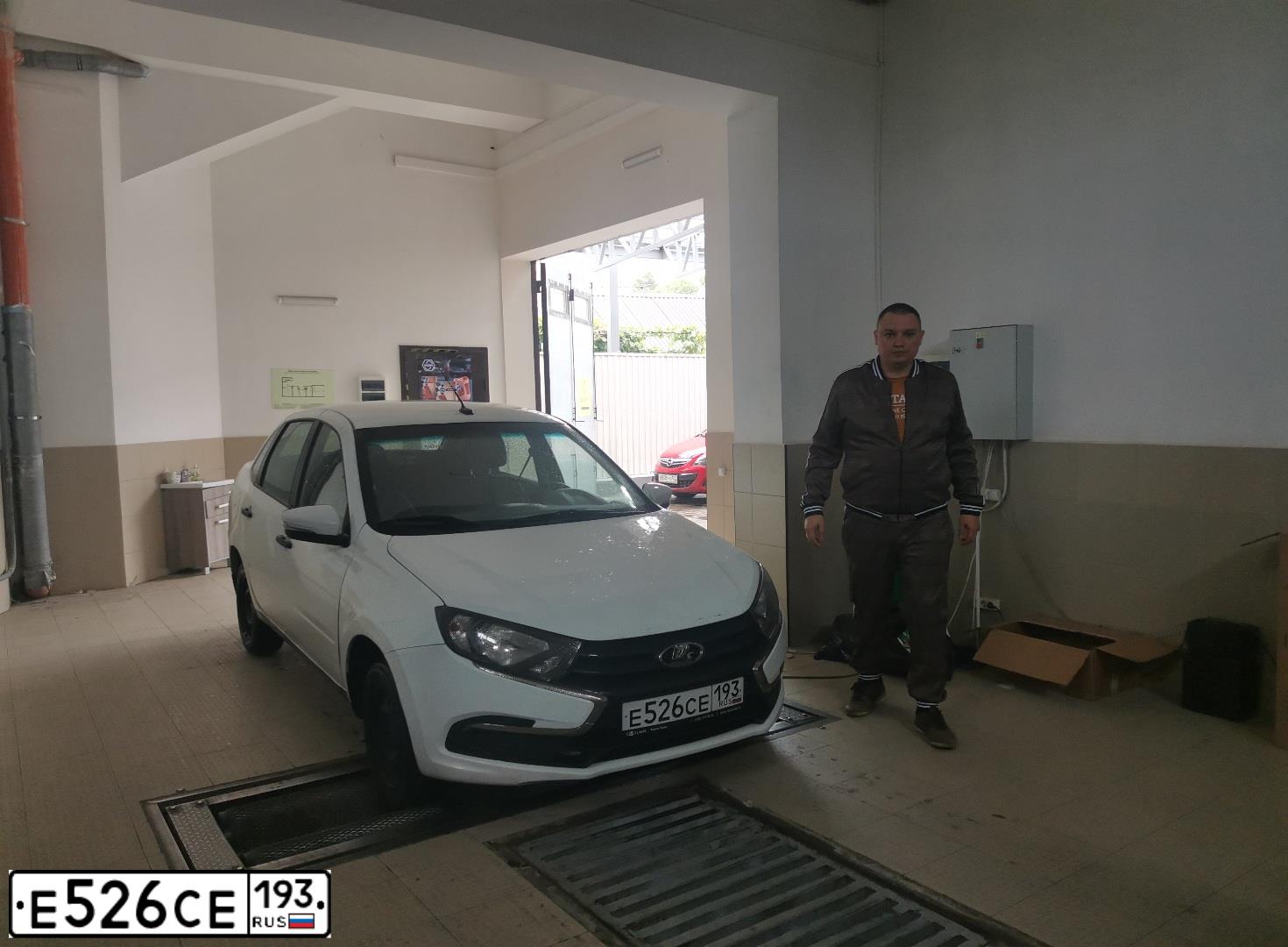 Фото автомобиля VAZ LADA GRANTA, 2023 — госномер Е526СЕ193. Цвет: Белый