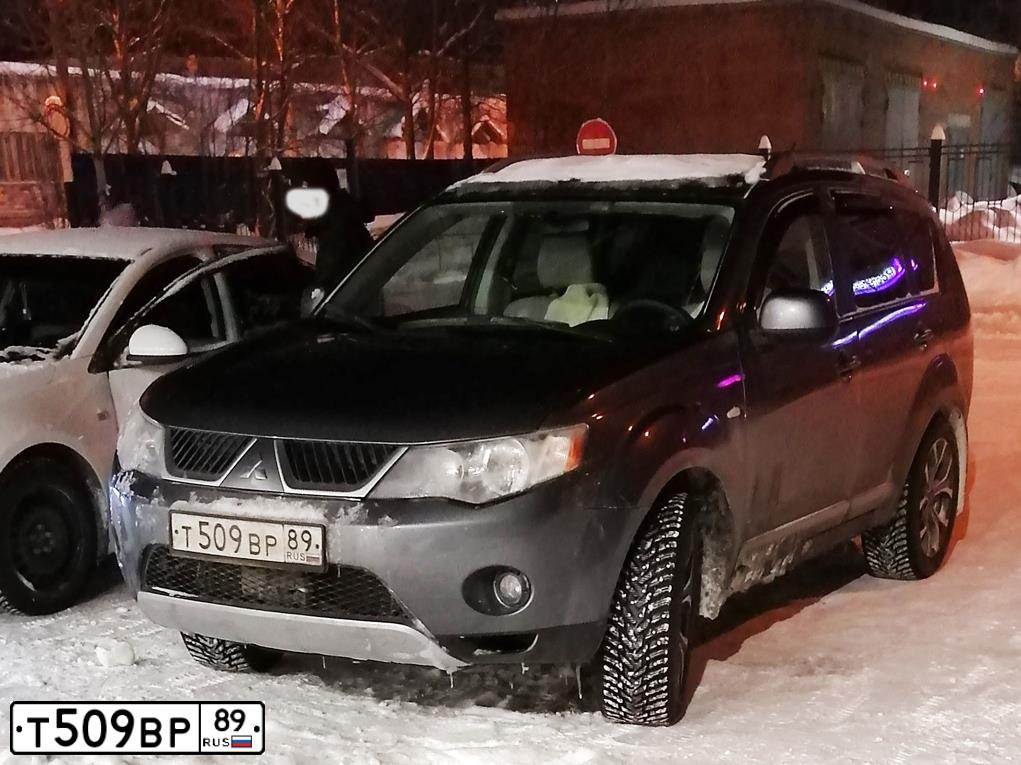 Фото автомобиля MITSUBISHI OUTLANDER, 2008 — госномер Т509ВР89. Цвет: Серый