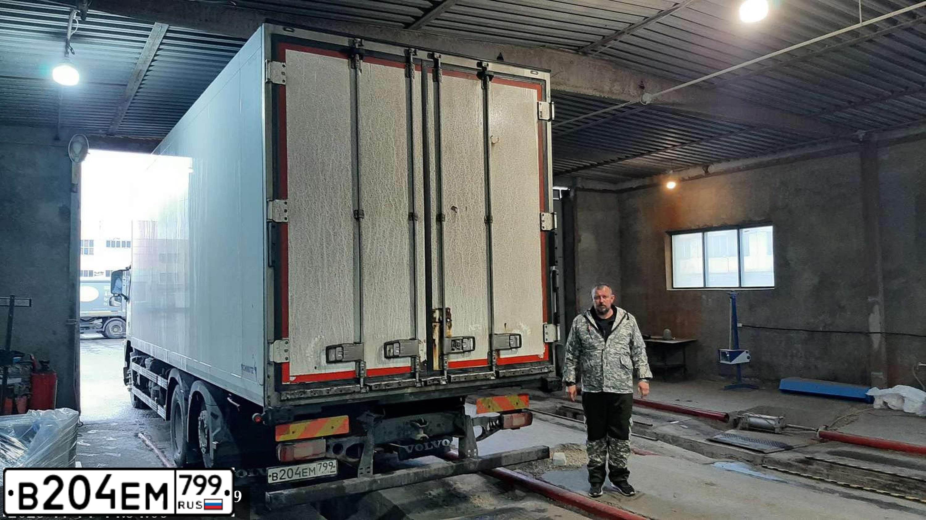Фото автомобиля VOLVO SERIE FM /6X2/, 2012 — госномер В204ЕМ799. Цвет: Белый