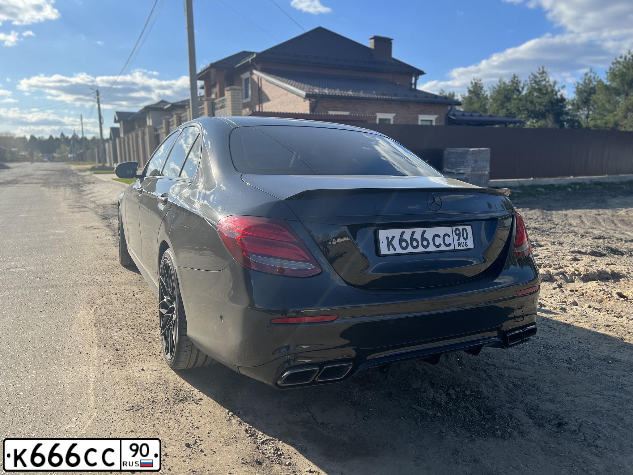 Фото автомобиля MERCEDES E-KLASSE, 2017 — госномер К666СС90. Цвет: ЧЕРНЫЙ