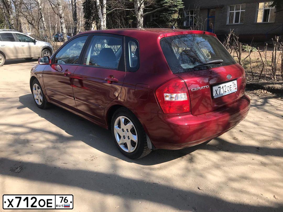 Фото автомобиля KIA CERATO, 2005 — госномер Х712ОЕ76. Цвет: ВИШНЕВЫЙ
