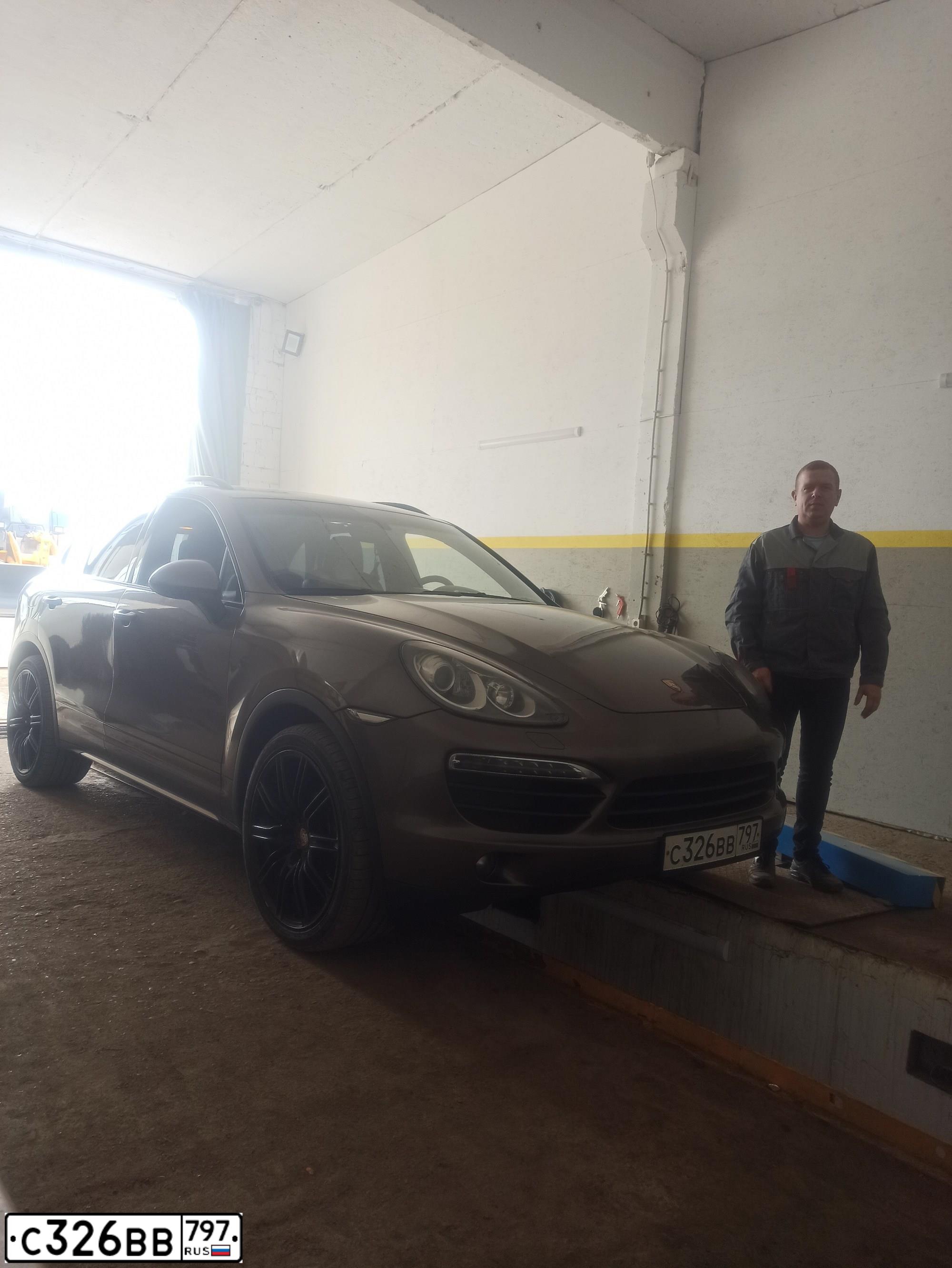 Фото автомобиля PORSCHE CAYENNE, 2012 — госномер Р269ММ99. Цвет: Коричневый