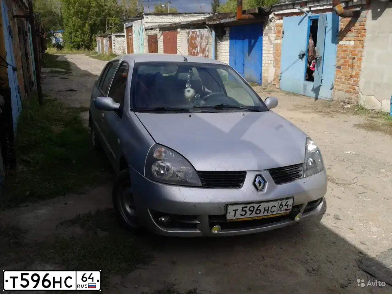 Фото автомобиля RENAULT SYMBOL, 2008 — госномер М834ЕХ134. Цвет: СВЕТЛО-СЕРО-ГОЛУБОЙ
