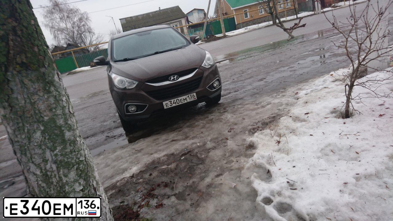 Фото автомобиля HYUNDAI IX35, 2013 — госномер Е340ЕМ136. Цвет: Коричневый