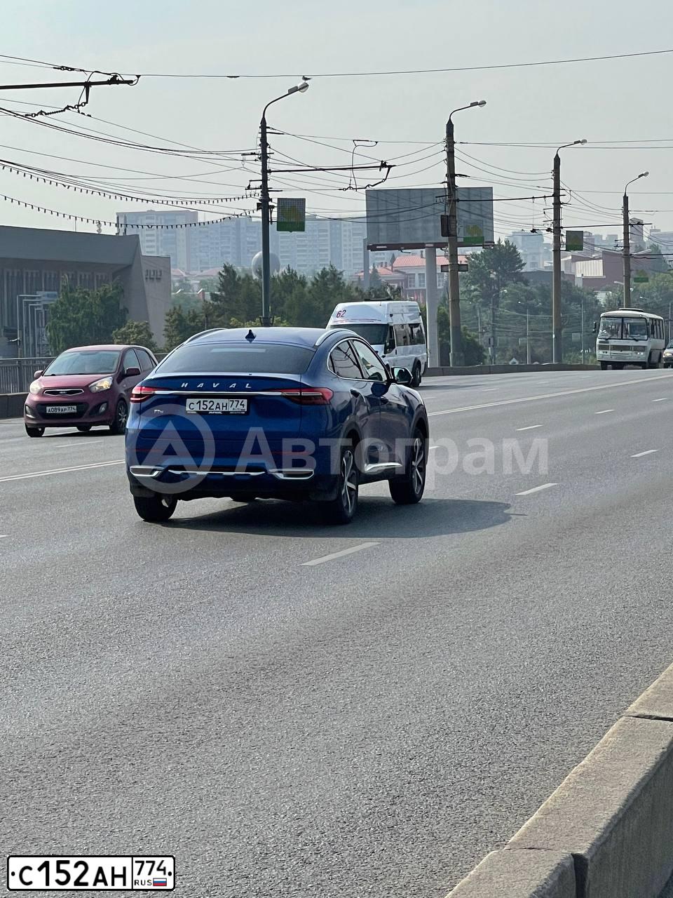 Фото автомобиля HAVAL F7X, 2021 — госномер Х820ХВ774. Цвет: синий