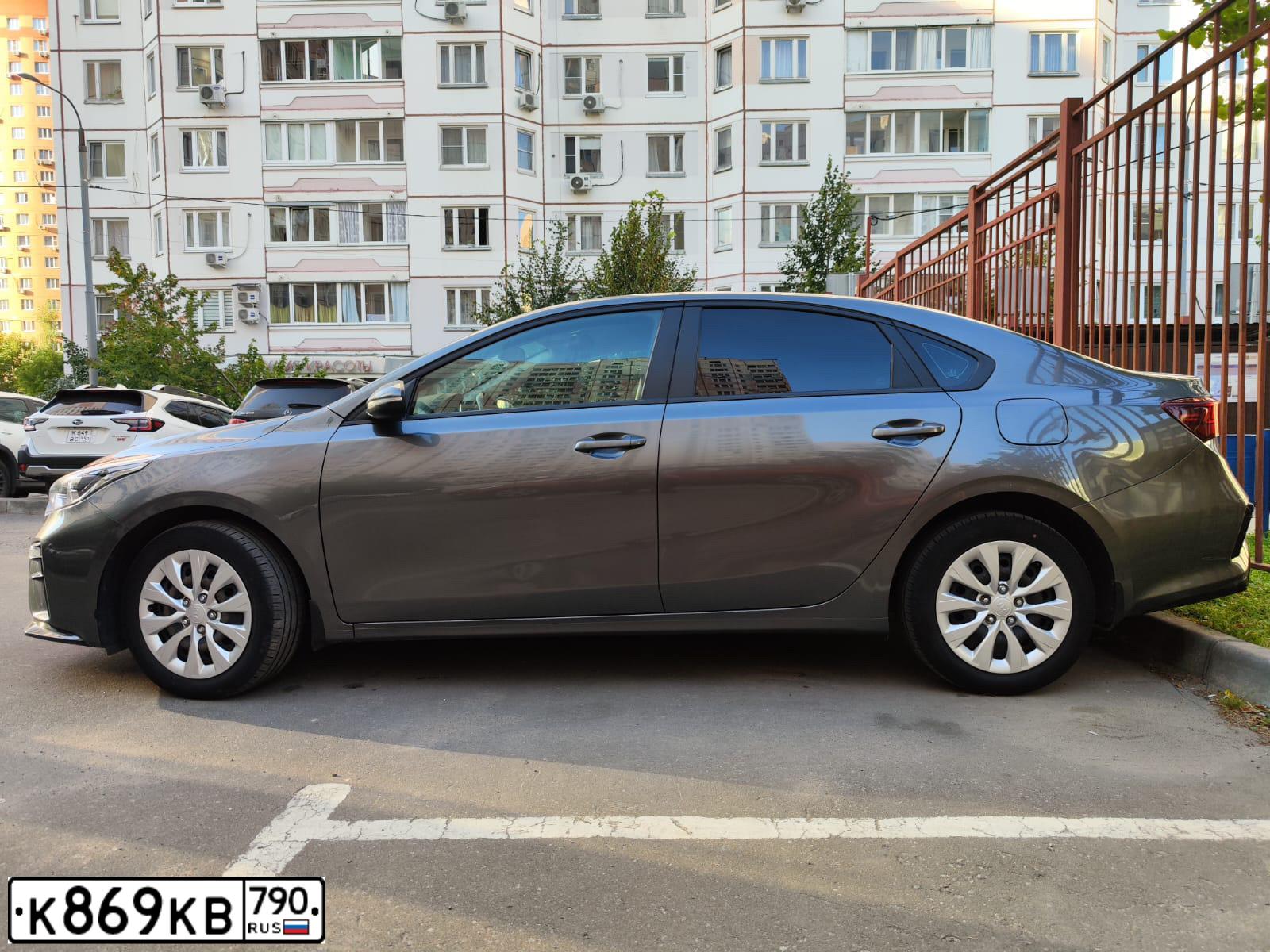 Фото автомобиля KIA CERATO, 2020 — госномер К869КВ790. Цвет: СЕРЫЙ