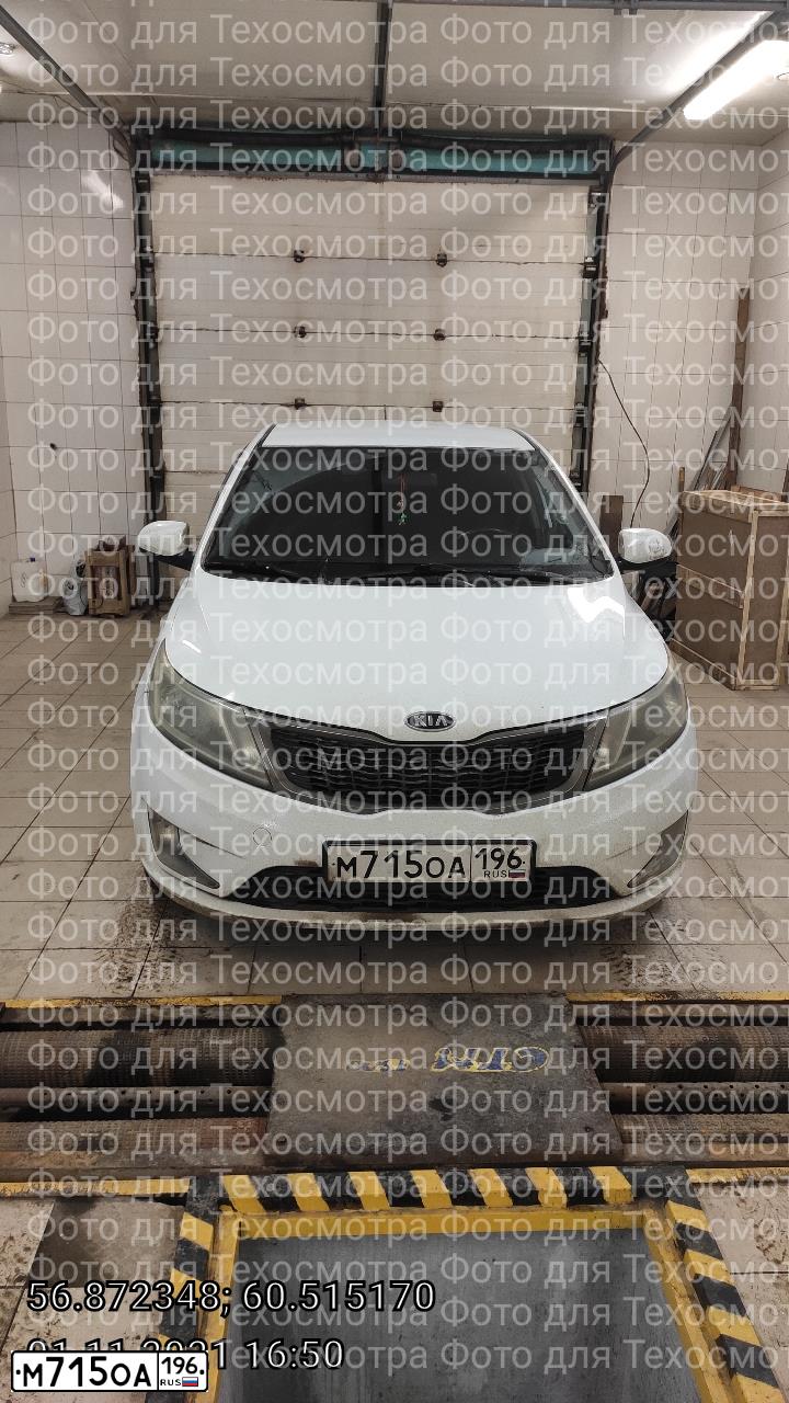 Фото автомобиля KIA RIO, 2012 — госномер М715ОА196. Цвет: Белый
