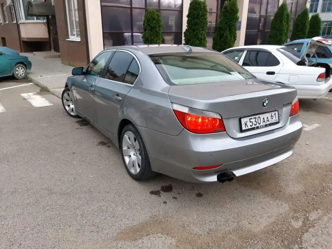 Фото автомобиля BMW SERIE 5, 2004 — госномер К530АА61. Цвет: Серый