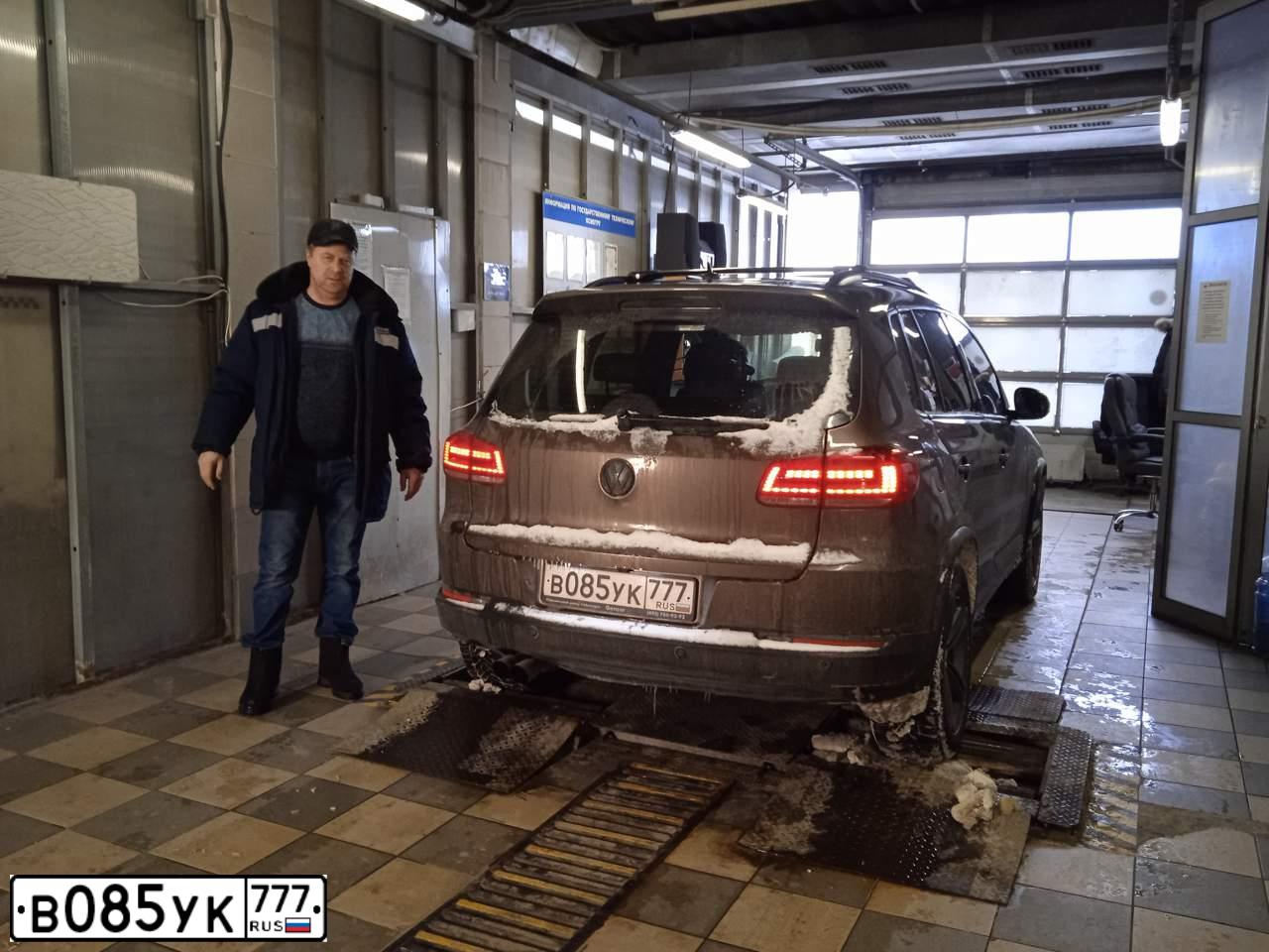 Фото автомобиля VOLKSWAGEN TIGUAN, 2016 — госномер В085УК777. Цвет: Коричневый