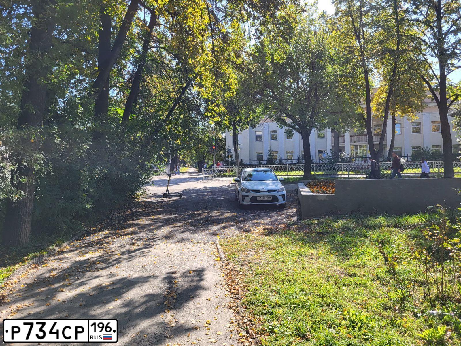 Фото автомобиля KIA RIO, 2018 — госномер К333СУ196. Цвет: Белый