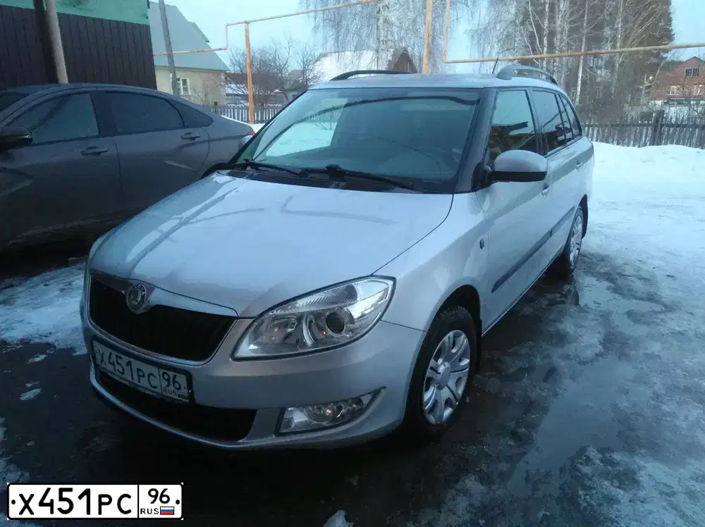 Фото автомобиля SKODA FABIA, 2011 — госномер Х451РС96. Цвет: СЕРЫЙ