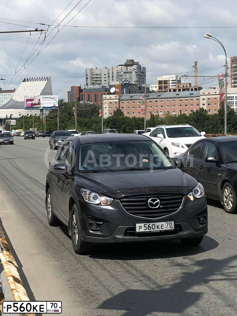 Фото автомобиля MAZDA CX-5, 2017 — госномер Р560КЕ70. Цвет: СЕРЫЙ
