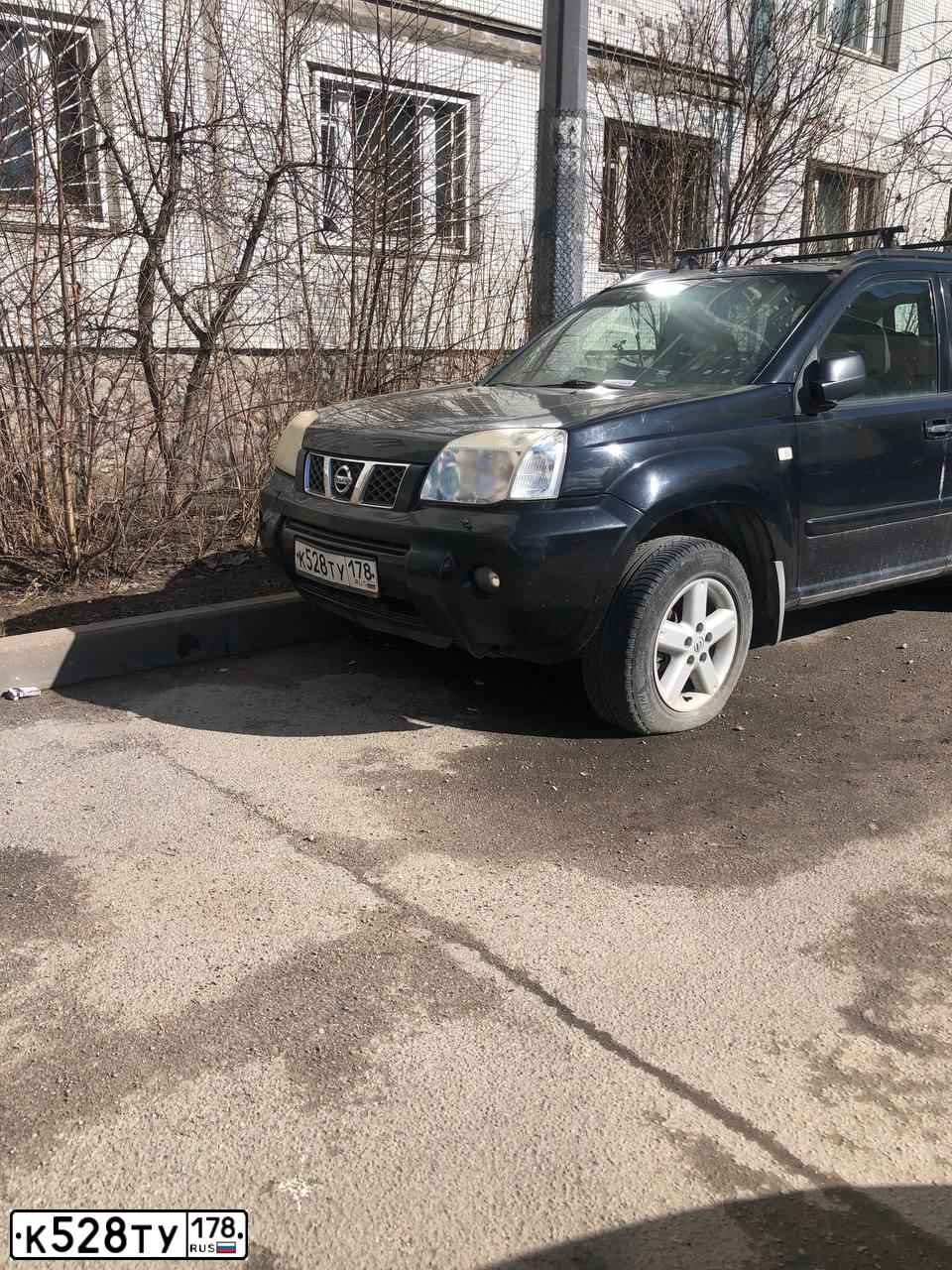 Фото автомобиля NISSAN X-TRAIL, 2006 — госномер К528ТУ178. Цвет: ЧЕРНЫЙ