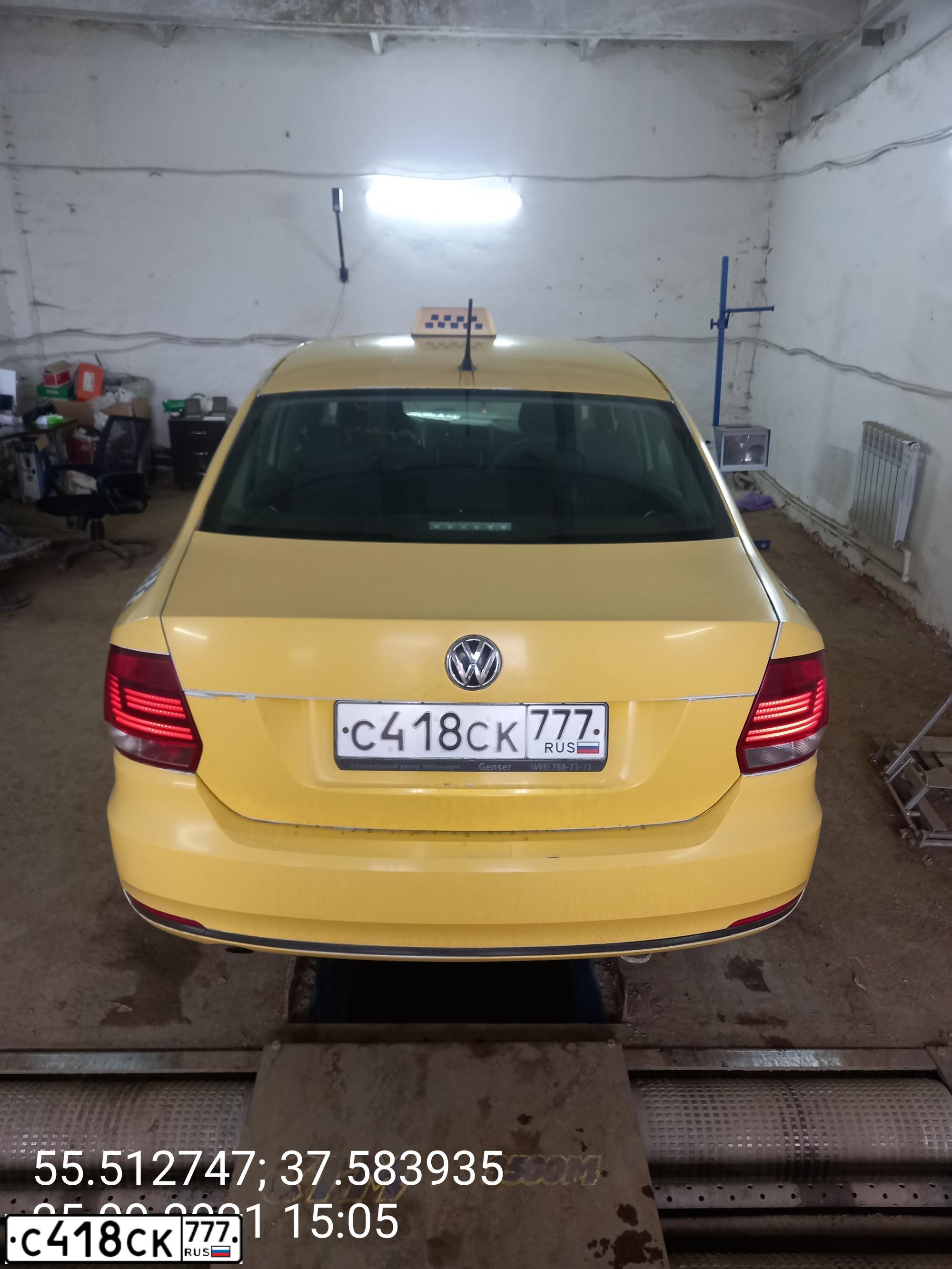 Фото автомобиля VOLKSWAGEN POLO, 2016 — госномер С418СК777. Цвет: ЖЁЛТЫЙ