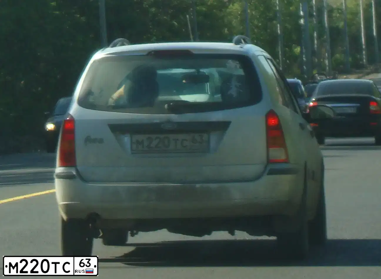 Фото автомобиля FORD FOCUS, 2003 — госномер М220ТС63. Цвет: СЕРЕБРИСТЫЙ