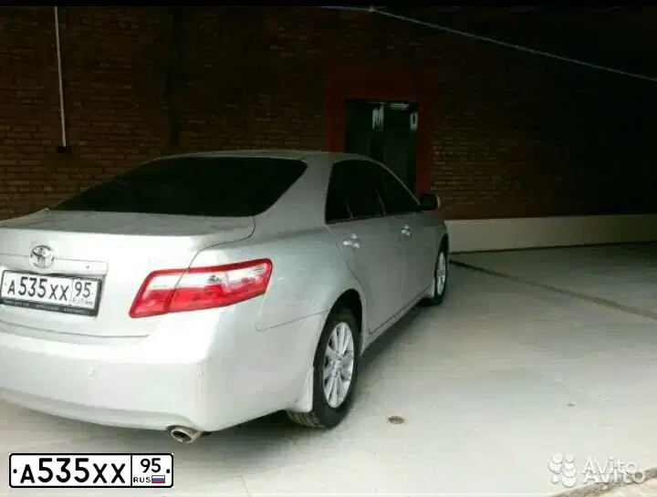 Фото автомобиля TOYOTA CAMRY, 2008 — госномер А535ХХ95. Цвет: серебристый