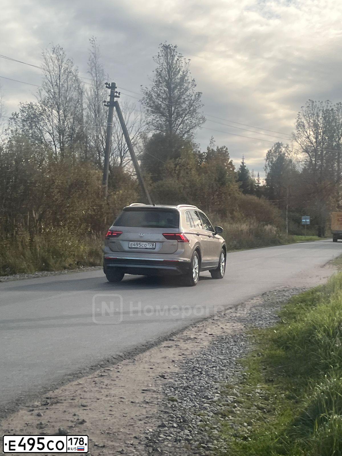 Фото автомобиля VOLKSWAGEN TIGUAN, 2017 — госномер Е495СО178. Цвет: БЕЖЕВЫЙ