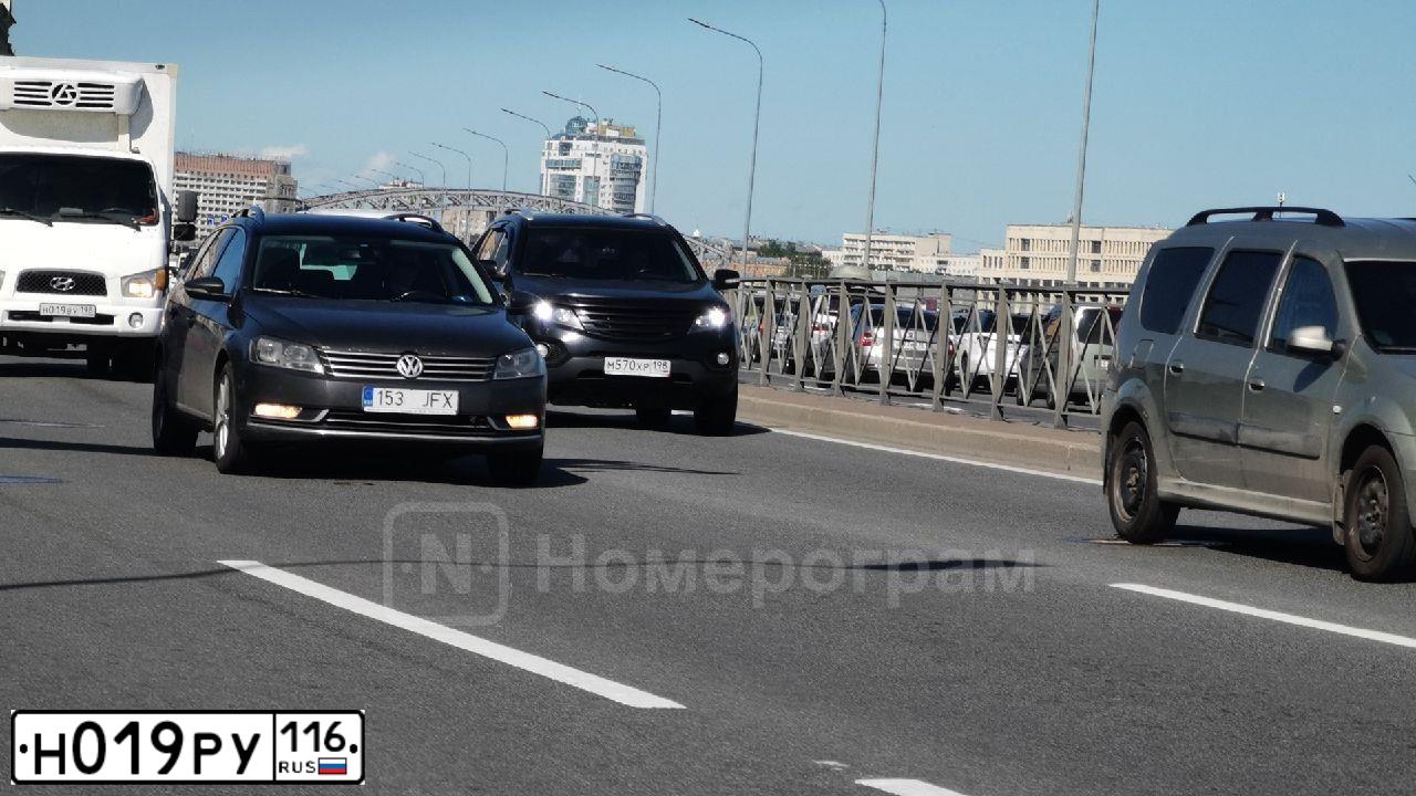 Фото автомобиля LADA 2107, 2011 — госномер М381ВА156. Цвет: СИНЕ-ЧЕРНЫЙ