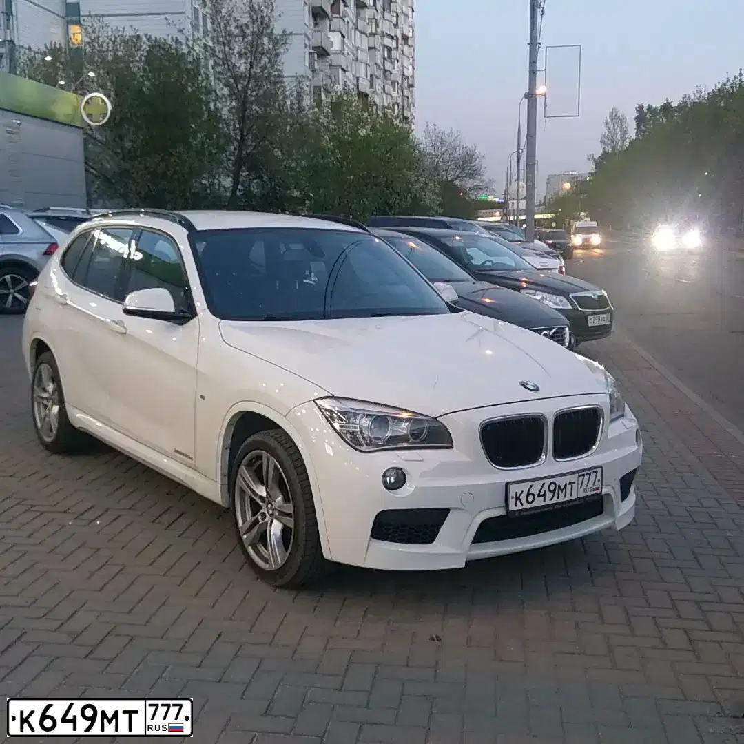 Фото автомобиля BMW X1, 2014 — госномер К649МТ777. Цвет: БЕЛЫЙ