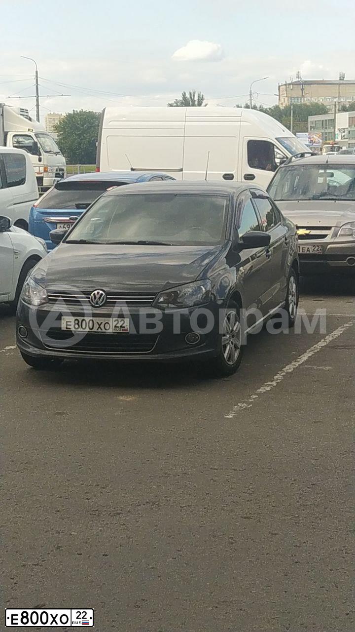 Фото автомобиля VOLKSWAGEN POLO, 2012 — госномер Е800ХО22. Цвет: СЕРЫЙ