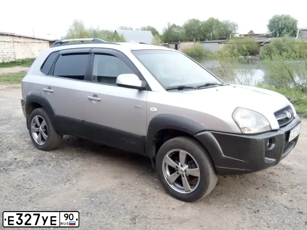 Фото автомобиля HYUNDAI TUCSON, 2005 — госномер Е327УЕ90. Цвет: СЕРЕБРИСТЫЙ