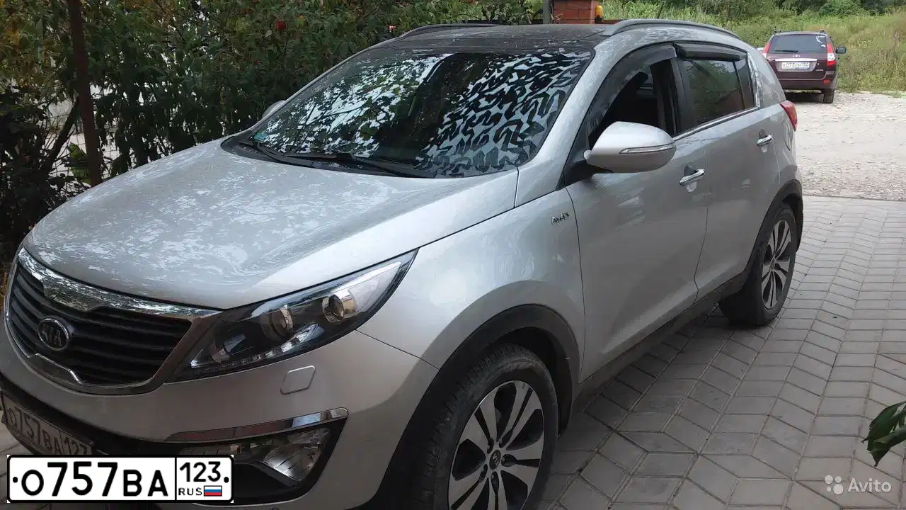 Фото автомобиля KIA SPORTAGE, 2011 — госномер О757ВА123. Цвет: ПЕРЛАМУТРОВО-СЕРЕБРИСТЫЙ