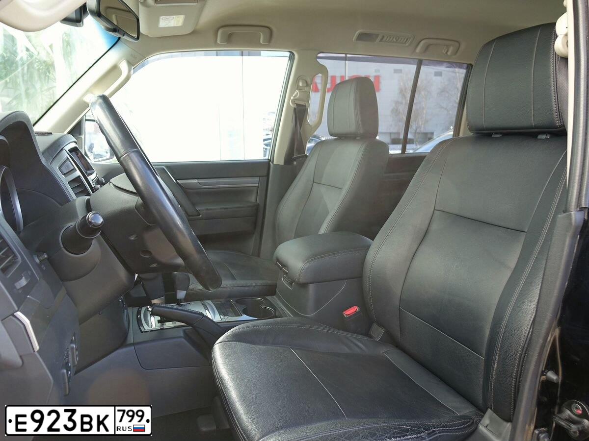Фото автомобиля MITSUBISHI PAJERO, 2015 — госномер У305СА777. Цвет: ЧЕРНЫЙ