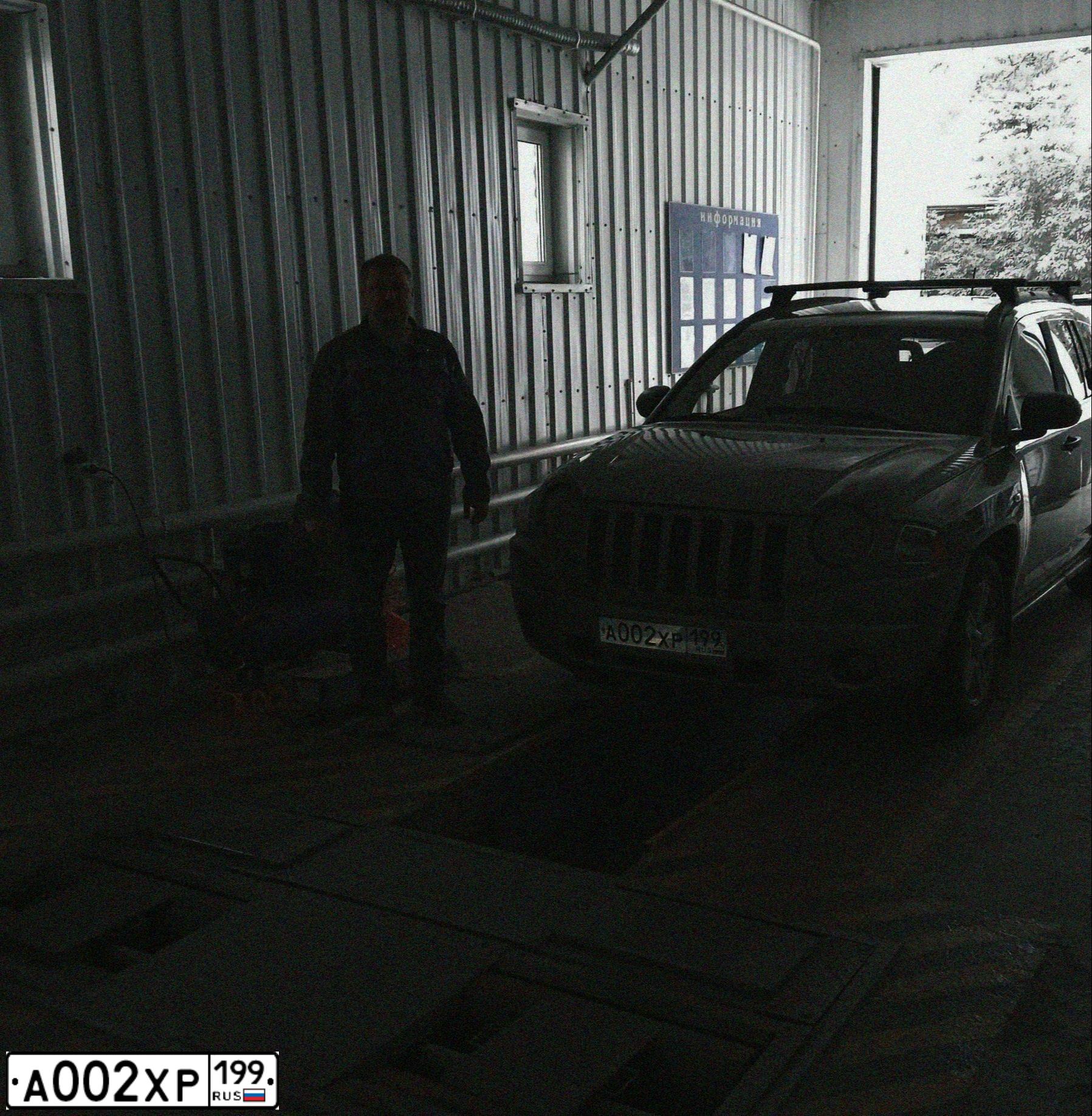 Фото автомобиля JEEP COMPASS, 2008 — госномер А002ХР199. Цвет: ЧЕРНЫЙ