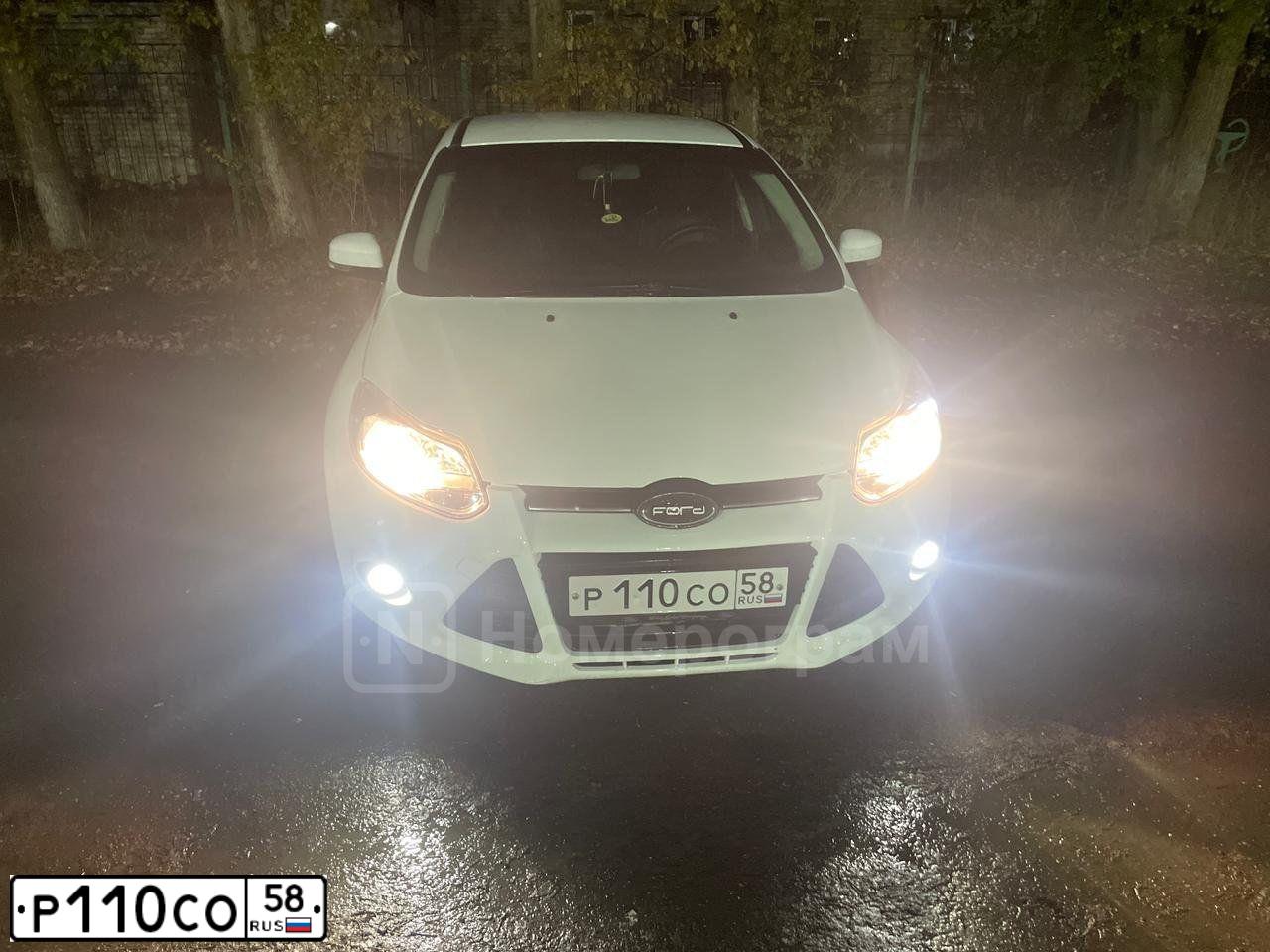 Фото автомобиля FORD FOCUS, 2011 — госномер Р110СО58. Цвет: Белый