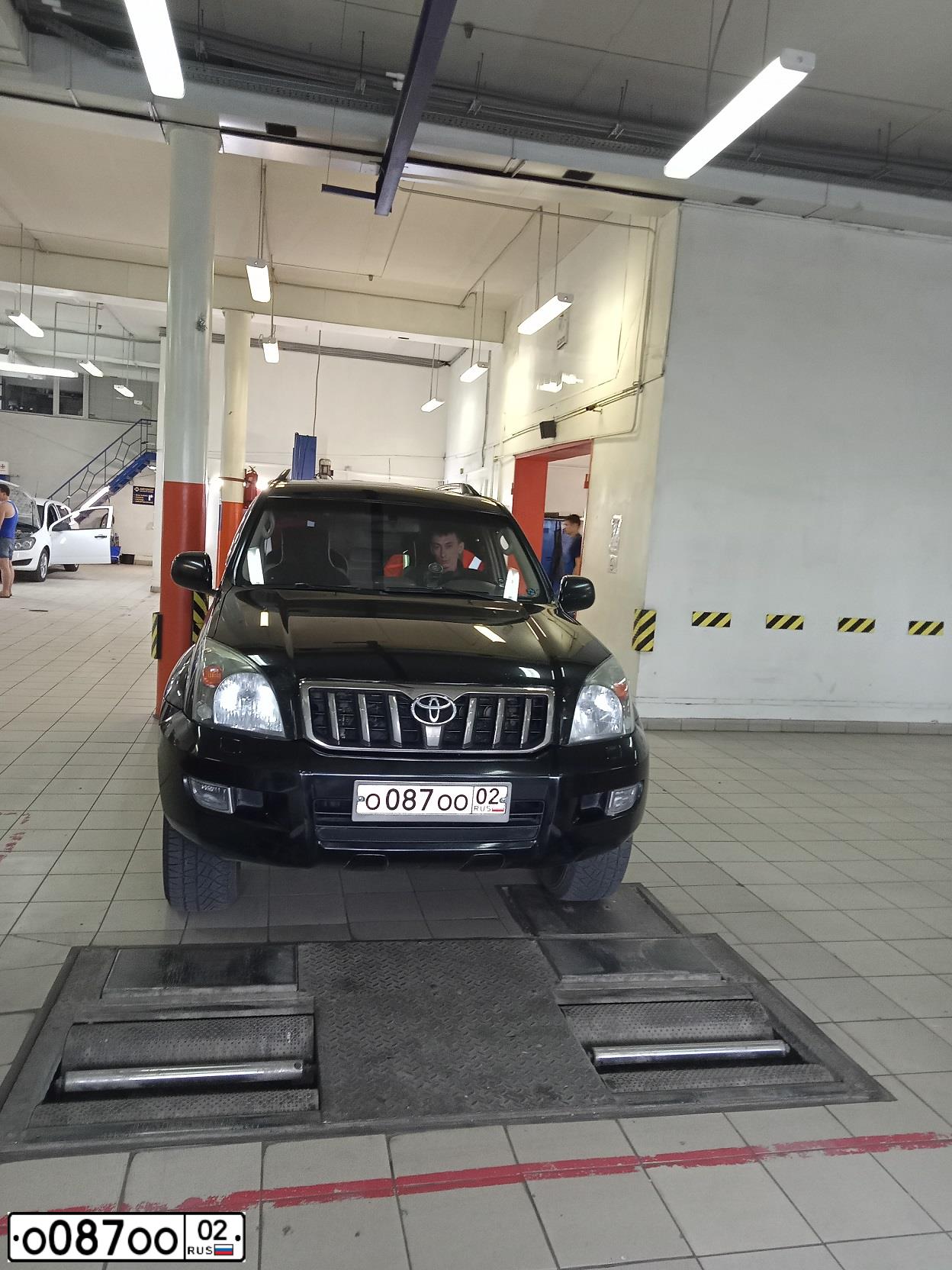 Фото автомобиля TOYOTA LANDCRUISER, 2007 — госномер О087ОО02. Цвет: ЧЕРНЫЙ