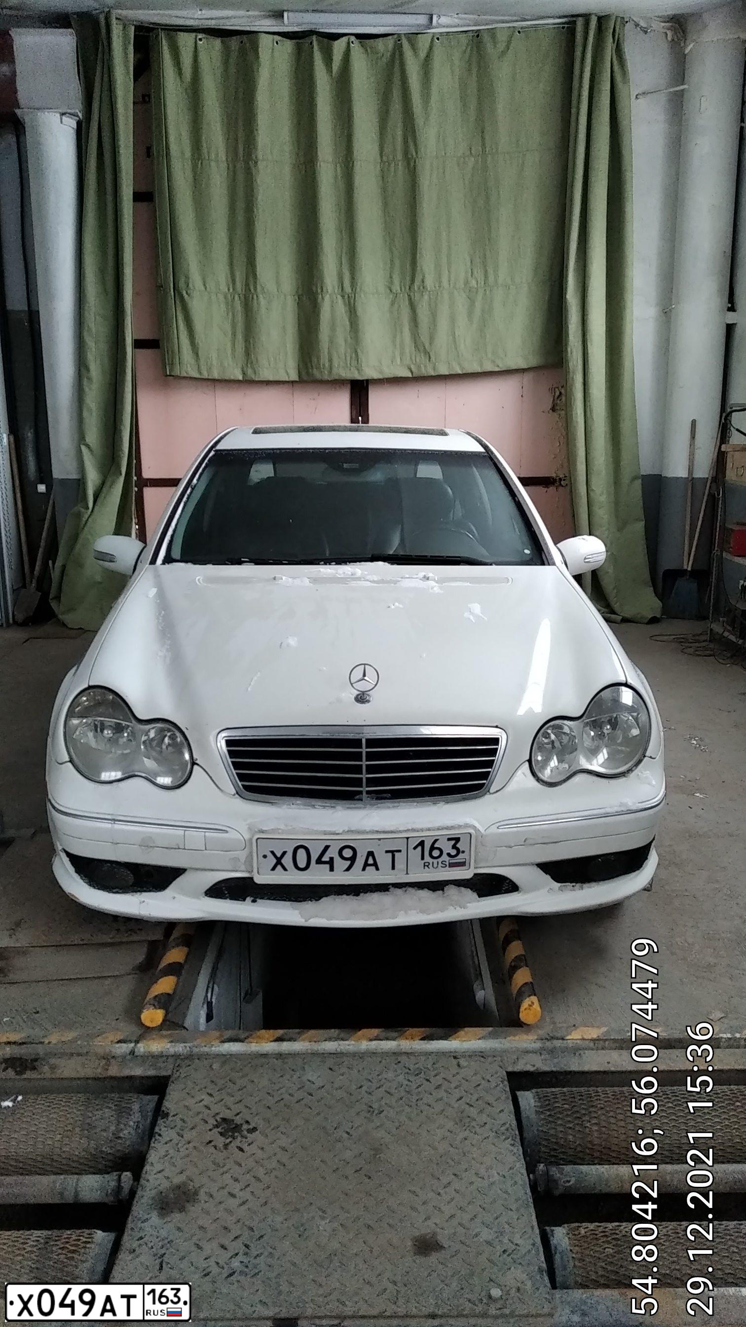 Фото автомобиля MERCEDES C-KLASSE, 2004 — госномер Р914МВ199. Цвет: Белый