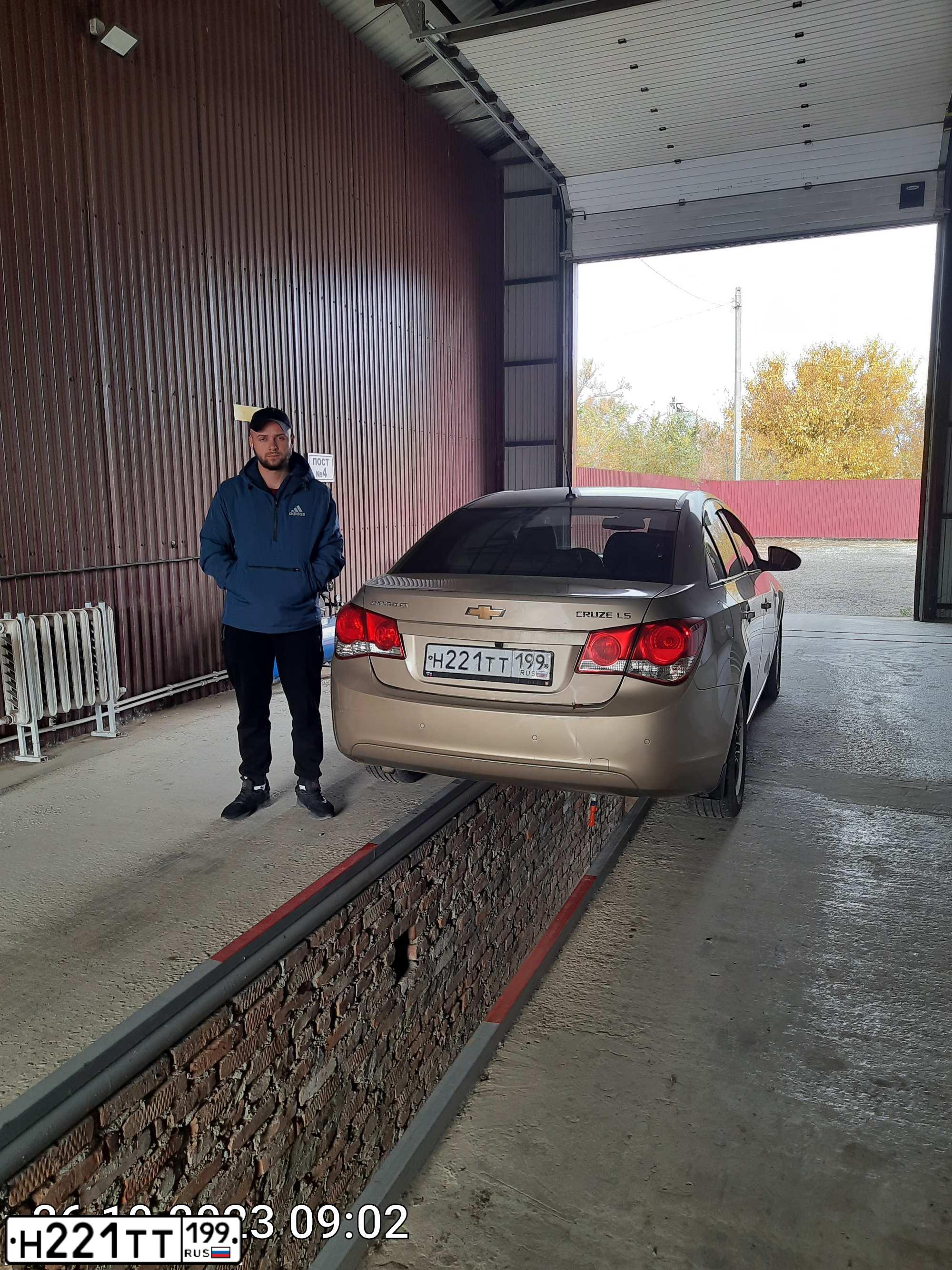 Фото автомобиля CHEVROLET CRUZE, 2009 — госномер Н221ТТ199. Цвет: ЗОЛОТИСТЫЙ