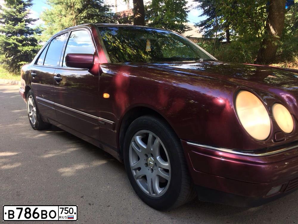 Фото автомобиля MERCEDES E-KLASSE, 1997 — госномер Е888ХР50. Цвет: ВИШНЕВЫЙ