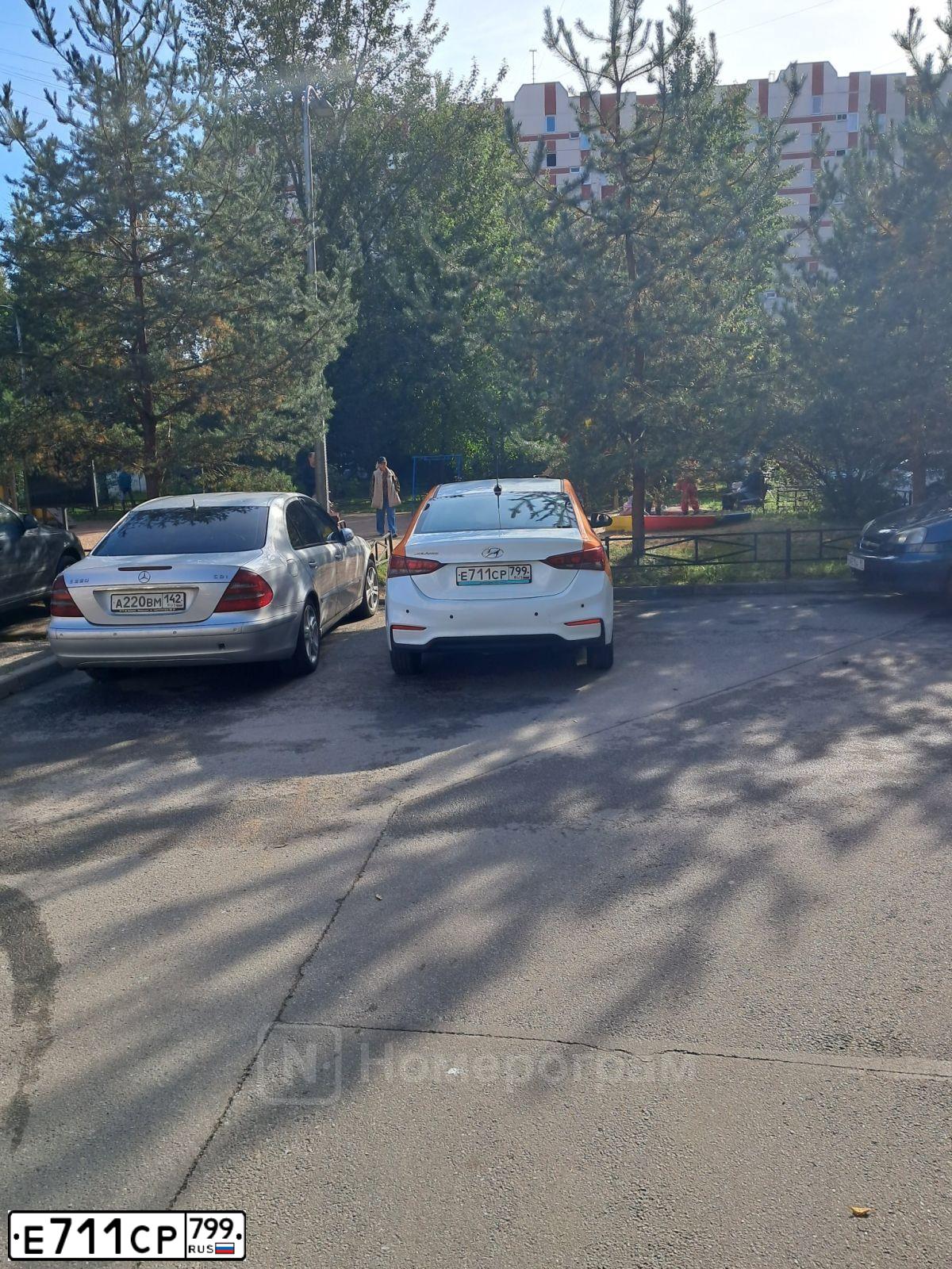 Фото автомобиля HYUNDAI SOLARIS, 2019 — госномер Е711СР799. Цвет: Белый
