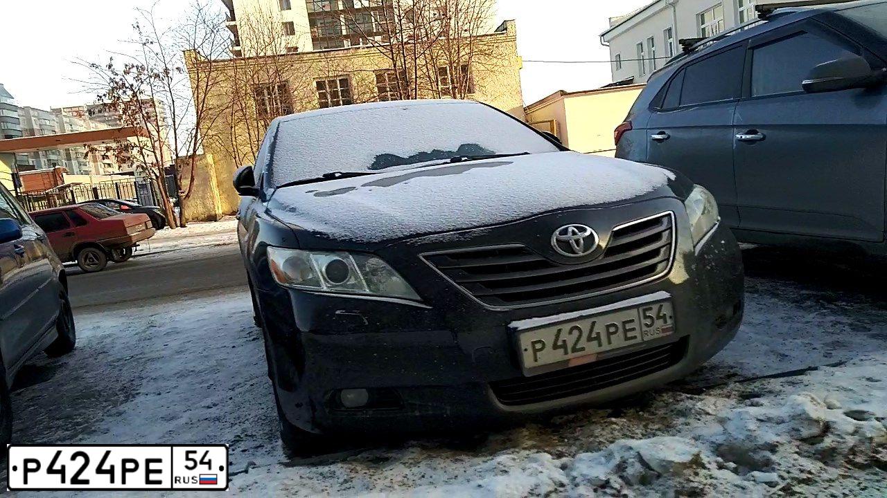 Фото автомобиля TOYOTA CAMRY, 2007 — госномер Р424РЕ54. Цвет: ЧЕРНЫЙ