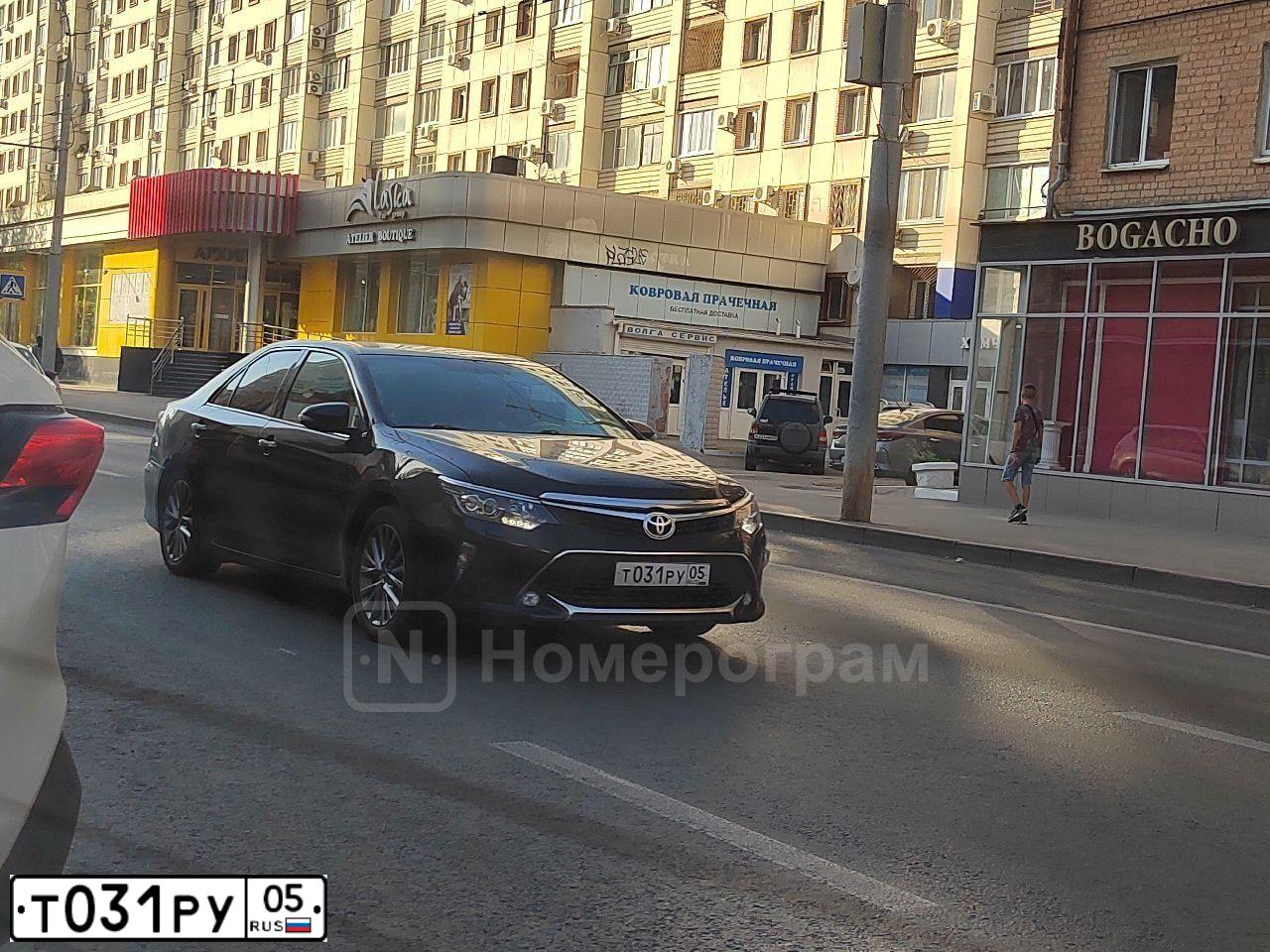 Фото автомобиля TOYOTA CAMRY, 2017 — госномер Т031РУ05. Цвет: ЧЕРНЫЙ