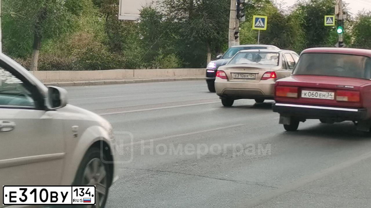 Фото автомобиля HONDA CR-V, 2017 — госномер Е310ВУ134. Цвет: коричнево-зеленый