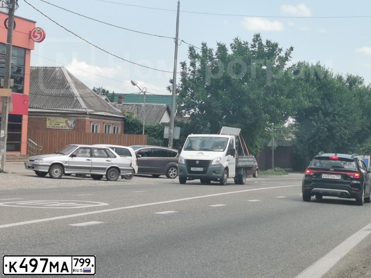 Фото автомобиля MERCEDES GL-KLASSE, 2011 — госномер Е033ХМ777. Цвет: ЧЕРНЫЙ