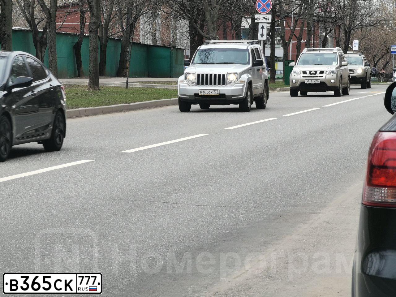 Фото автомобиля JEEP CHEROKEE, 2010 — госномер В365СК777. Цвет: СЕРЕБРИСТЫЙ