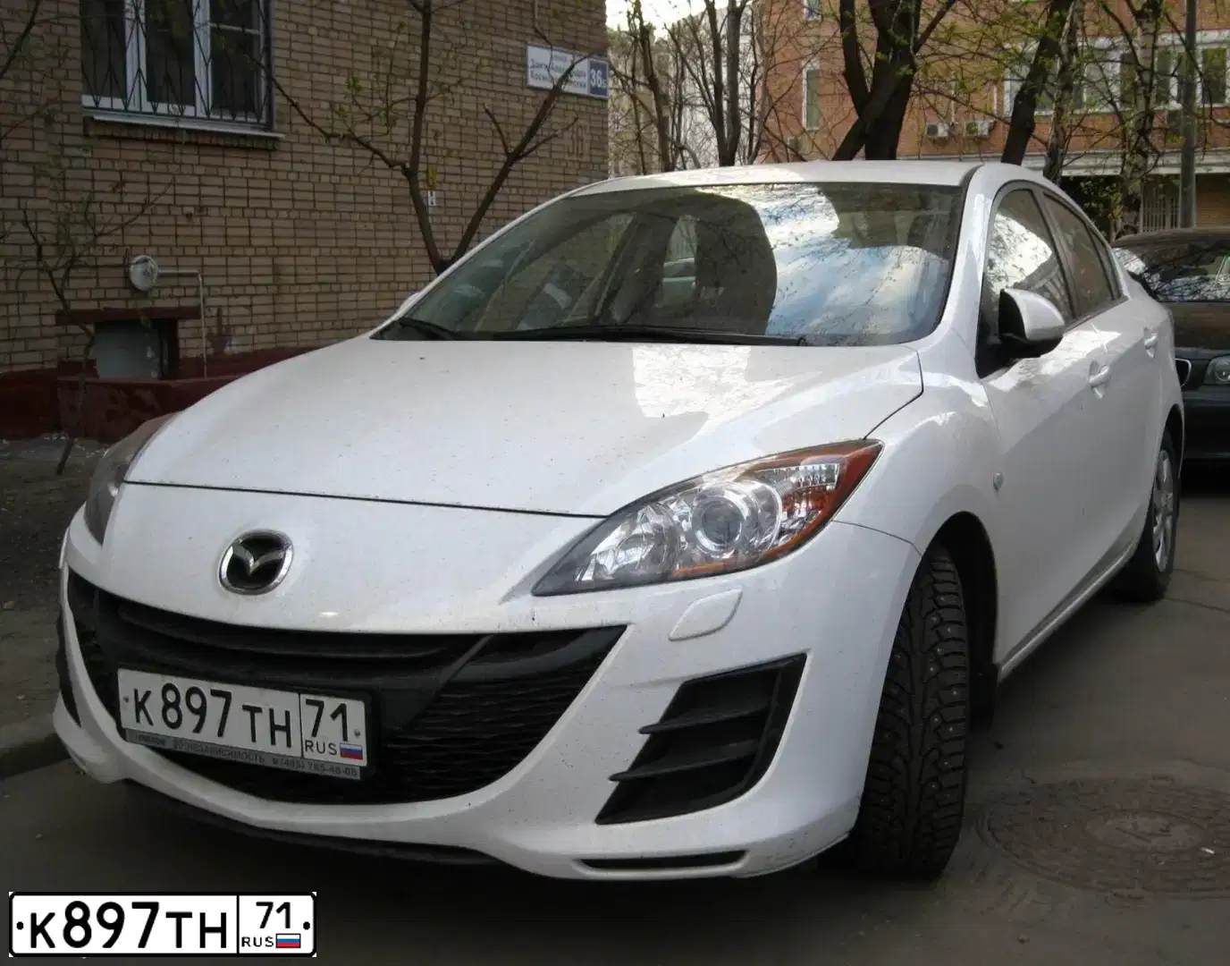 Фото автомобиля MAZDA 3, 2010 — госномер У142АВ977. Цвет: Белый